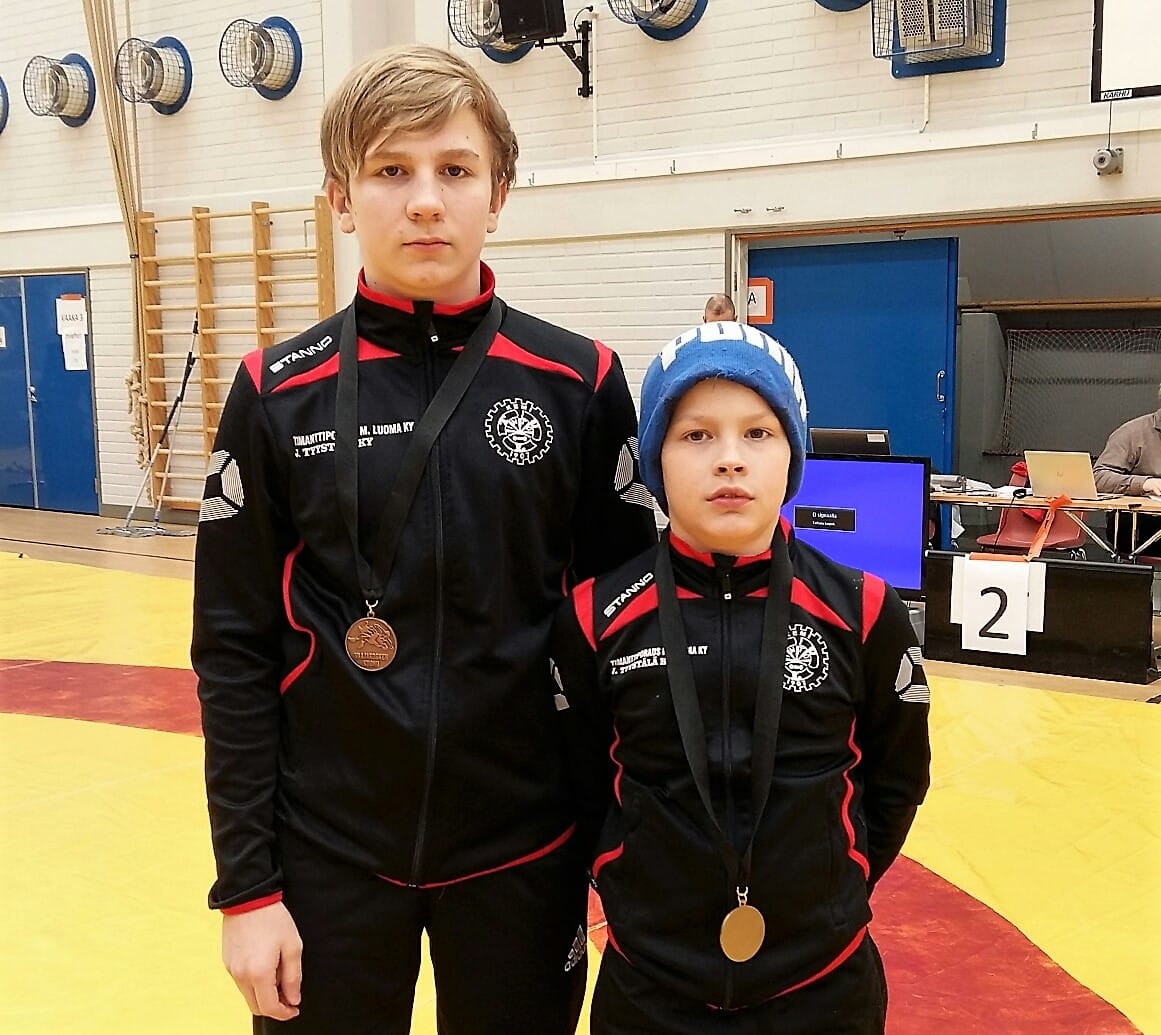 Teemu ja Matias Maijala väänsivät mitaleille Vaajakosken painiturnauksessa.