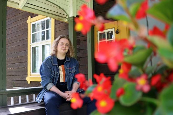 Topi Anttila Kuortaneen museolla, mistä hänen ensimmäiset näyttelykokemuksensa ovat peräisin. KUVA: TIIA ETELÄMÄKI