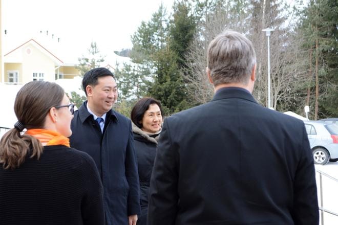 Kiinan Suomen suurlähettiläs Chen Li ja vaimonsa Qin Sa olivat perjantaina Ähtärin kaupungin vieraina ja tänään he osallistuvat Pandatalon avajaisjuhlaan. KUVA: ELLA NURMI