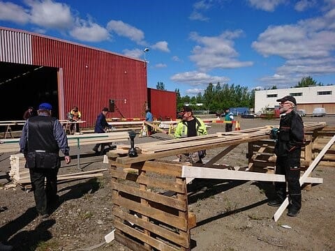 Herättäjäjuhlien Joensuun juhla-alue kohentuu, ja satojen rakentajien työt jatkuvat juhlapäiviin saakka. Näin saadaan juhlavieraita palveleva alue pesäpallokentälle, Joensuun areenalle ja urheilukentälle.