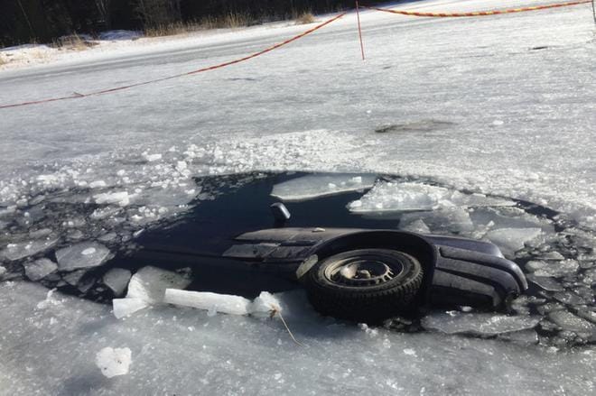 Gerbyn venesataman edustalla uponnutta autoa ei pystytä nostamaan ylös heikon jään takia. KUVA: MIKKO SILMU
