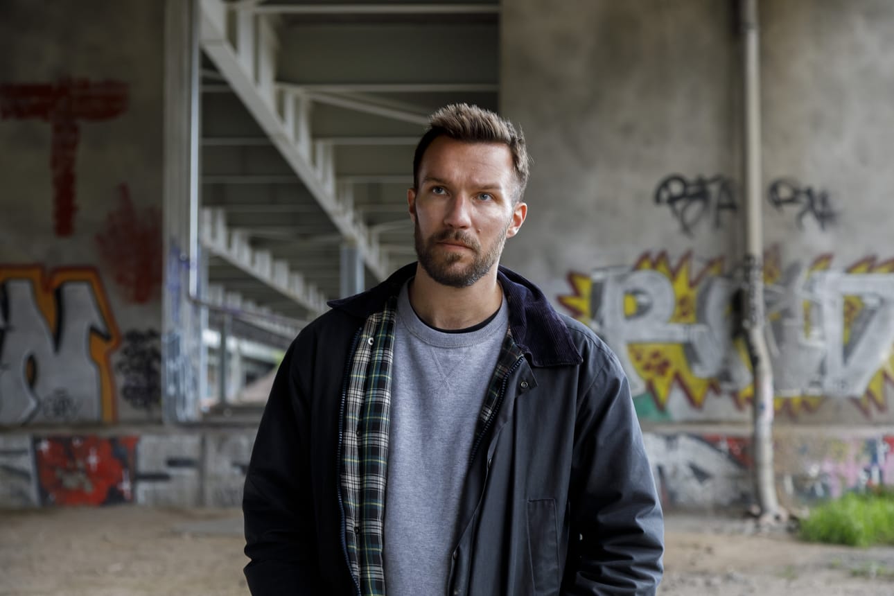 Olli Rahkonen on nimiroolissa murharyhmän tutkijana uudessa Harjunpää-rikossarjassa.