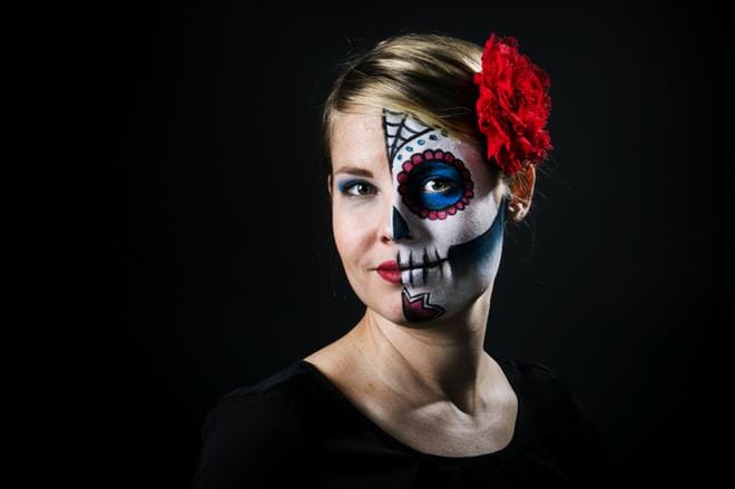 Eparin päätoimittaja Laura Syväojan ulkonäkö muuttui melkoisesti taidokkaan Halloween-maskeerauksen ansiosta. Kuva Krista Luoma