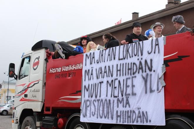 Kristiinan suomenkielisen lukion abit viskelivät karkkia Kristiinan torilla. KUVAT: LOTTA KALLIO