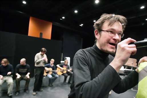 Tommi viisi kertaa. Radiopuhelimet-yhtyeen toteuttama ja Juha Hurmeen ohjaama rockmusikaali palaa Oulun kaupunginteatterin näyttämölle. Kuvassa Jyrki Mäki.