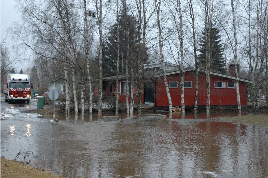Kalajoen tulvavesi saartoi asuinrakennuksia.