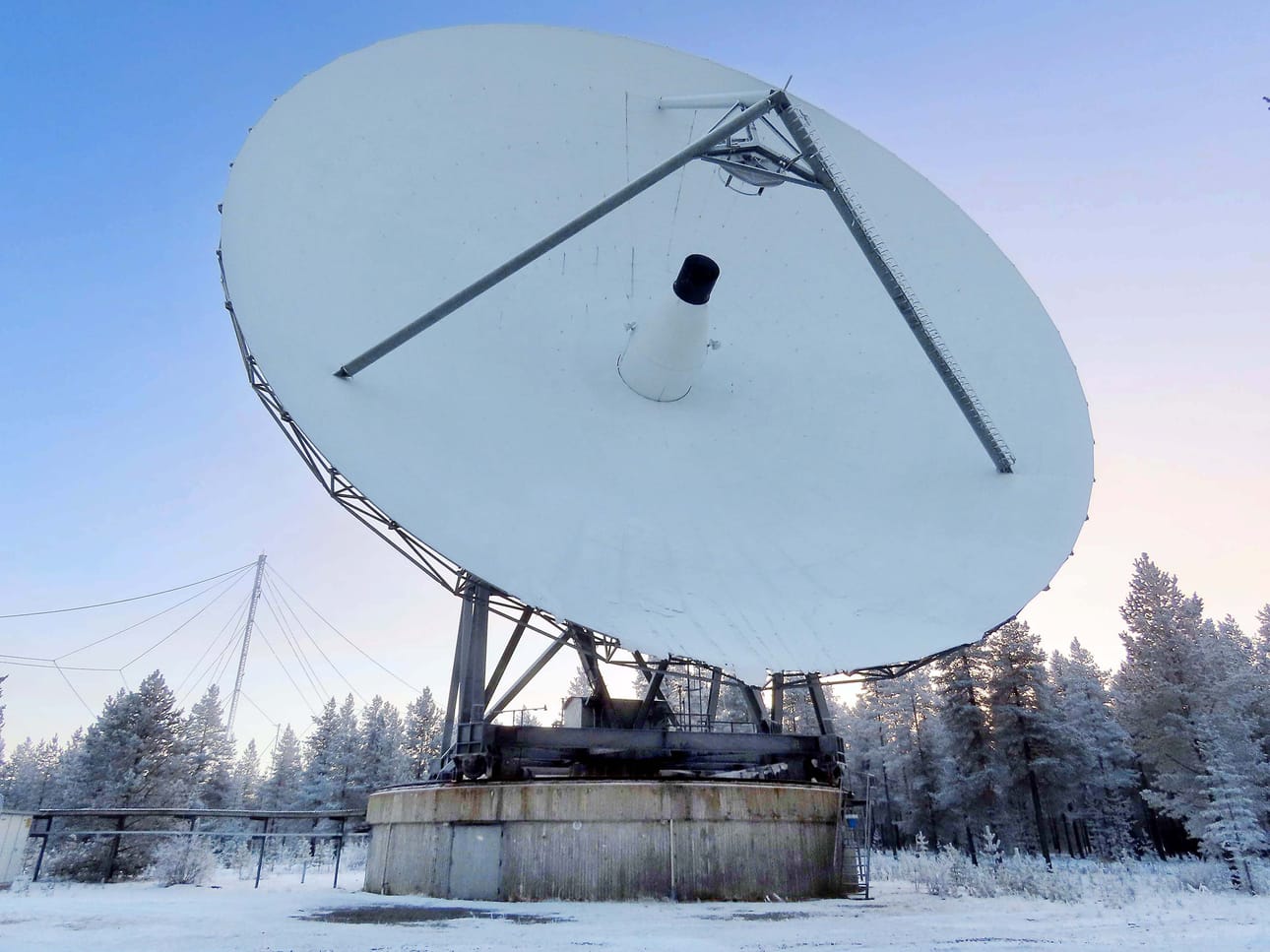 Lautasantennin halkaisija on 32 metriä ja paino 270 tonnia. Lautasen alla on betonia maan päällä kolme metriä ja maan alla viisi metriä paksu kakku.