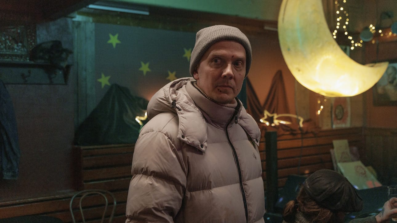 Eero Ritala on pastori Joel, monien kolhujen mies. Kuva: Laura Mainiemi / Netflix