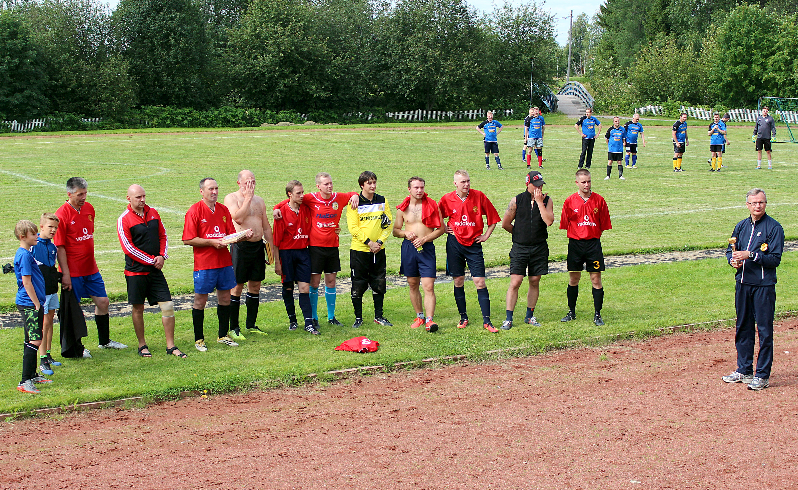 Turnausjärjestäjät muistivat aktiivisia Elocupin kävijöitä, eli punapaitaista Team Lietmajärveä, sinipaitaista A-Teamia ja Kehäraakkeja.
