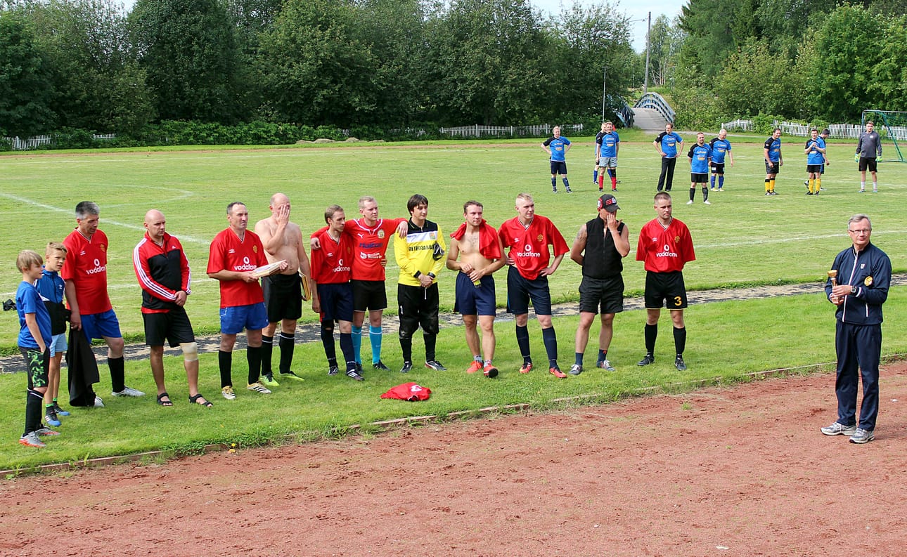 Turnausjärjestäjät muistivat aktiivisia Elocupin kävijöitä, eli punapaitaista Team Lietmajärveä, sinipaitaista A-Teamia ja Kehäraakkeja.