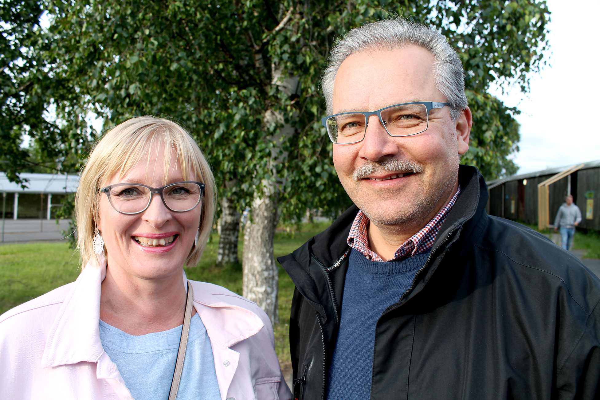 <p>– Tykkäsimme musiikista. Möljä ja tällainen helppo, hyvän mielen tuova näytelmä kuuluvat kesään, Marjo Kolehmainen sanoi.</p><p>Jari Viitanen yllättyi näytelmän Kummeli-vitseistä.</p><p>Kolehmainen ja Viitanen harrastavat muutakin kulttuuria. Tämän kesän ohjelmaan kuuluvat tai ovat jo kuuluneet Ed Sheeranin, Ramsteinin ja Alice In Chancen konsertit sekä tietysti Qstock.</p>