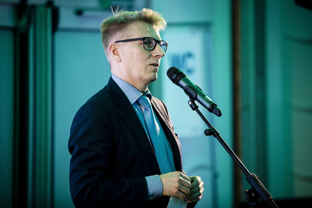 Asunto-, energia- ja ympäristöministeri Kimmo Tiilikaisen mukaan kivihiilestä luopuminen energiatuotannossa vähentää merkittävästi päästöjä.