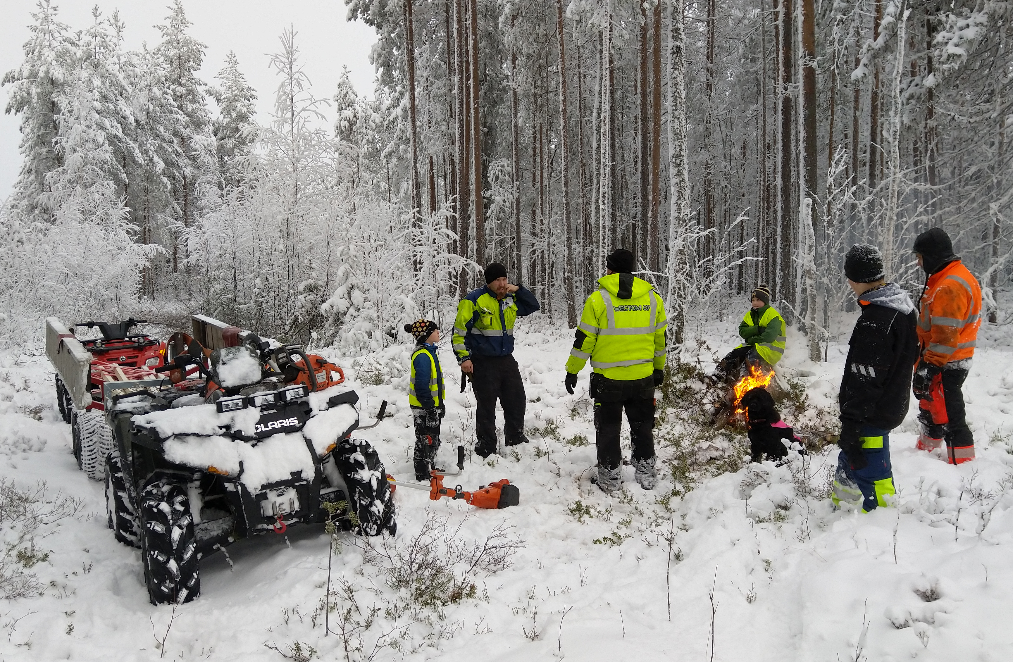 Talkoopäivät kasvattavat porukan yhteishenkeä ja välillä tarinoidaan myös nuotiolla.
