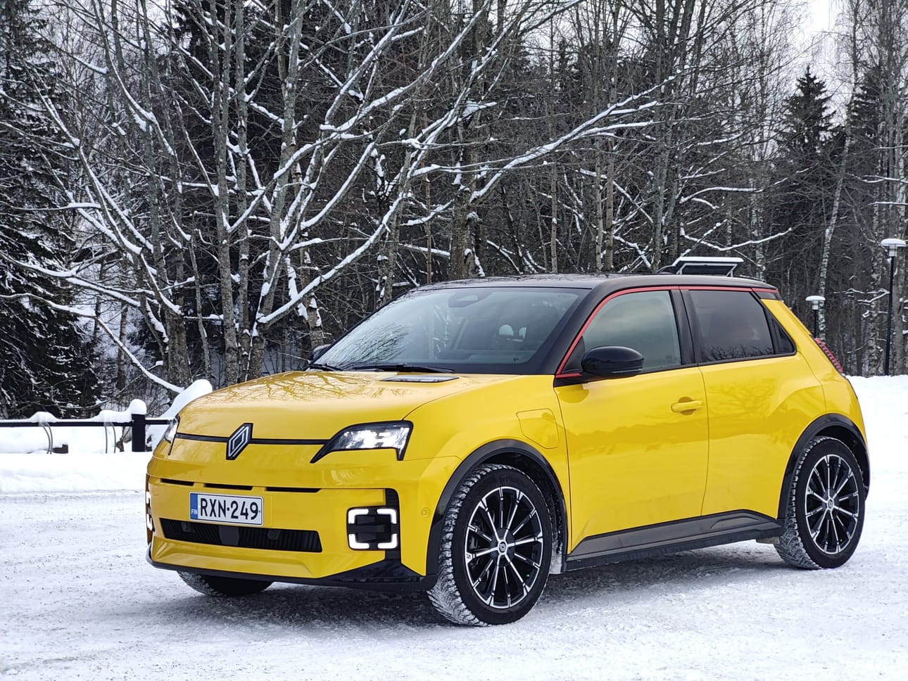 Tämän retrommin ei autoa voi muotoilla yli 50 vuotta ensiesittelyn jälkeen. Renault 5:n Pop Yellow -ulkoväri on 710 euron arvoinen lisävaruste.