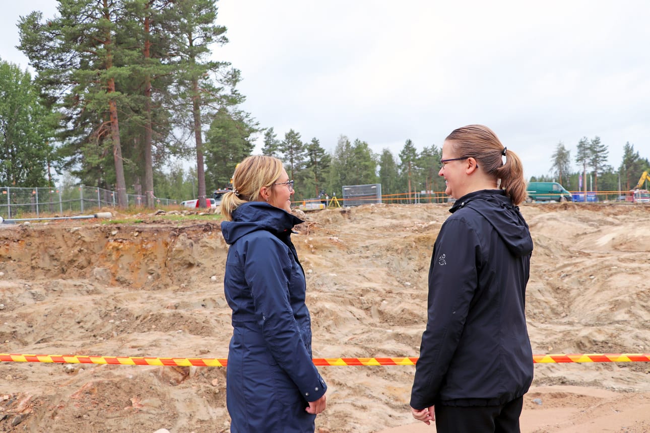 Kaupunginvaltuuston puheenjohtaja Mari Kälkäjä ja hallituksen puheenjohtaja Anni-Inkeri Törmänen kertovat heidän yhteistyönsä sujuvan hyvin, vaikka luonteeltaan puheenjohtajat kertovat olevansa hyvin erilaisia.