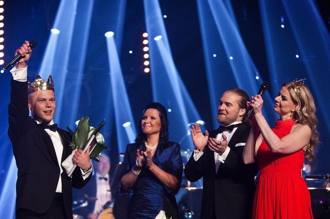 Vuonna 2015 Tangomarkkinat lähetettiin Ylen kanavilla. Kuninkaallisiksi kruunattiin Aki Samuli ja Susanna Heikki. Kruunun heille luovuttivat vuoden 2014 väistyvät tangokuninkaalliset Maria Tyyster sekä Teemu Roivainen. Tapahtuma kesti viisi päivää ja siellä vieraili yhteensä 106 000 kävijää. KUVAT: ILKAN ARKISTO