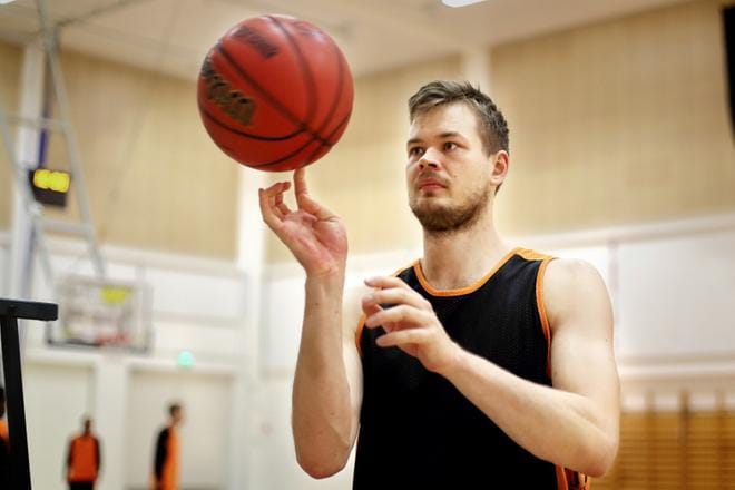 Samuli Vanttaja on pelannut 85 nuorten maaottelua. Palkintokaapissa on SM-kultaa ja SM-pronssia. KUVA: HEIKKI HAKANEN