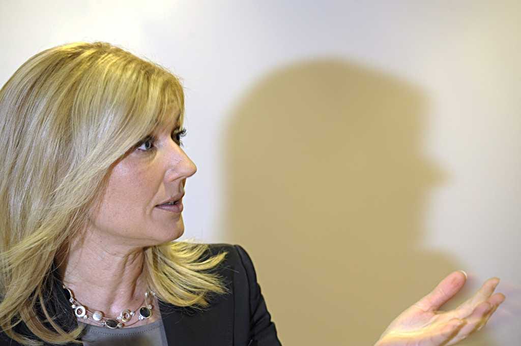 Peruspalveluministeri Maria Guzenina-Richardsonin mukaan valelääkäreiden tulisi ilmoittautua oma-aloitteisesti.