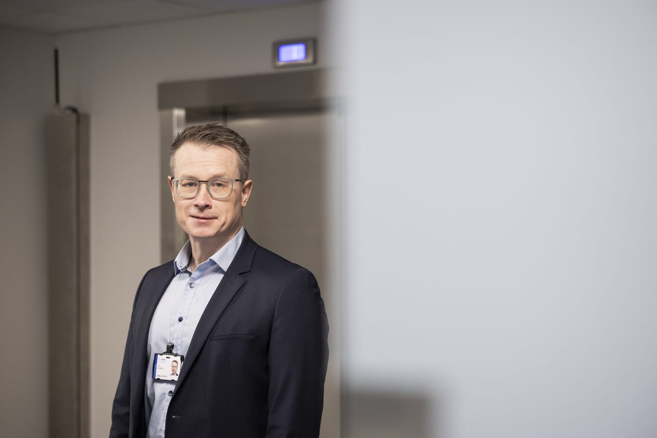 Toimialuejohtaja Juha Palonevan mukaan OYSin organisaatiouudistuksen toisessa vaiheessa keskitytään lähijohtamisen rakenteiden selkeyttämiseen.