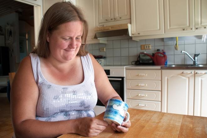 Alavutelaiselle Mia Laurilalle oli todellinen yllätys, että muumimukin hinta nousi niin korkealle. KUVAT: KAROLIINA SYRJÄ