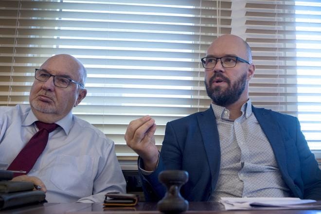 Vaasan ja Mustasaaren kuntaliitosneuvotteluissa aikataulusta joudutaan hiukan joustamaan, sanovat liitosneuvotteluiden nokkamiehet Lars Erik Gästgivars (r.) ja Kim Berg (sd.). Molemmat ovat kuitenkin toiveikkaita. – Kyllä me tämä pakettiin saadaan, tiivistää Berg. KUVA: PAULA KASKIMAA