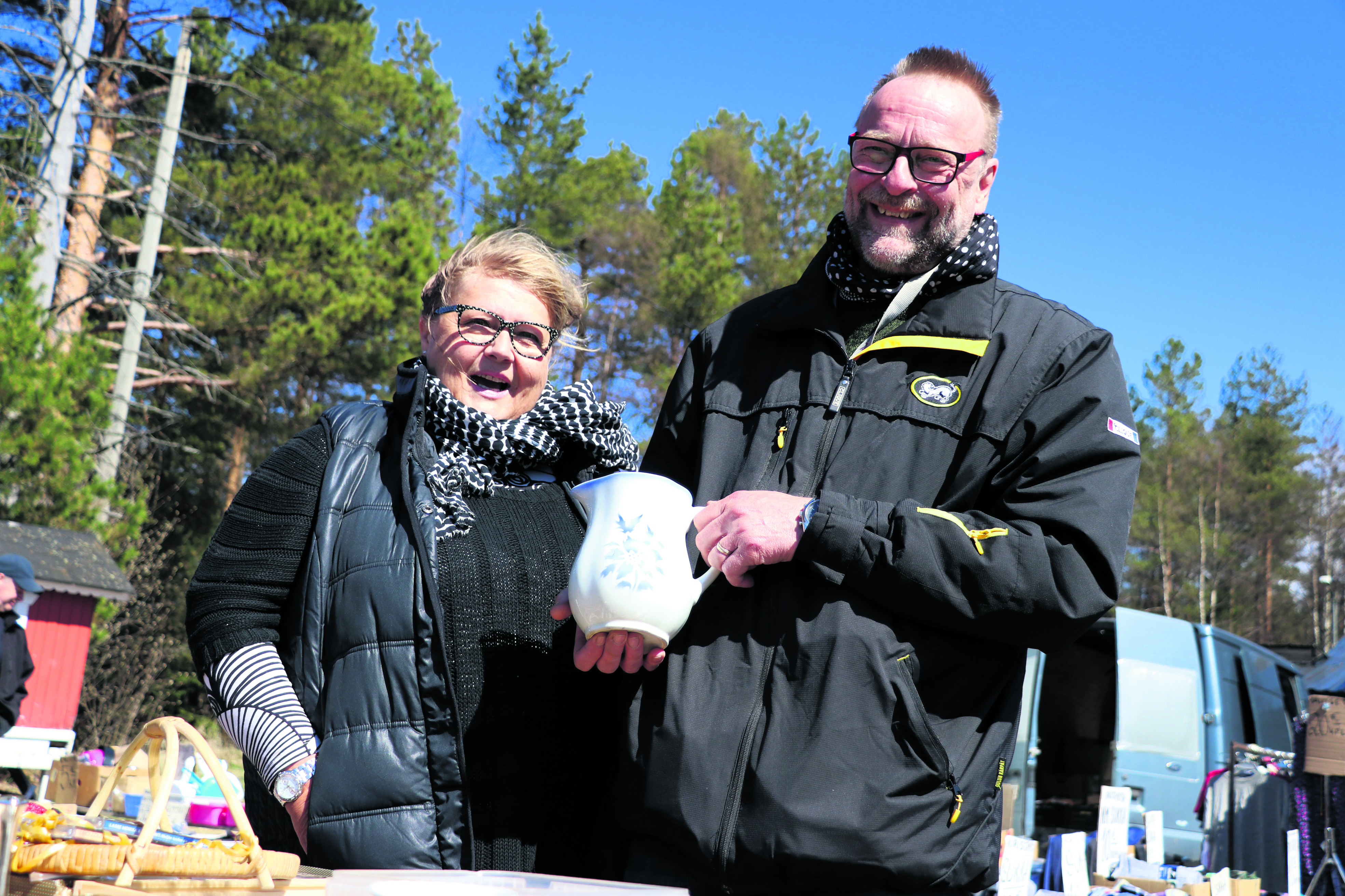 Keräilyä harrastavat Arja ja Risto Salmi piipahtivat kevätmarkkinoilla sattumalta.