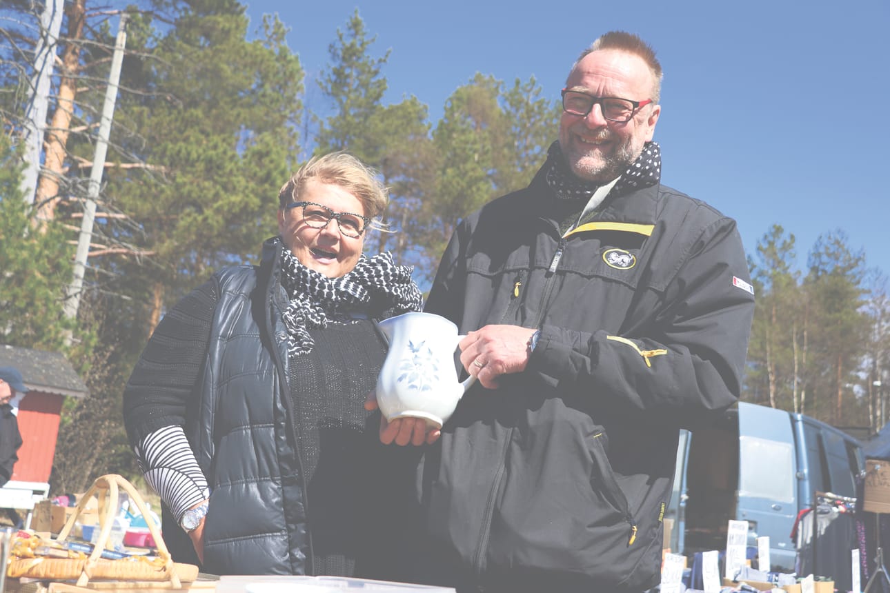 Keräilyä harrastavat Arja ja Risto Salmi piipahtivat kevätmarkkinoilla sattumalta.