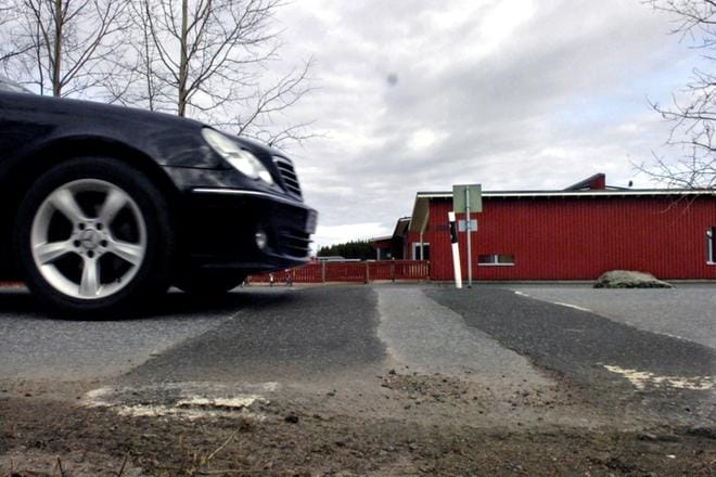 Katuhidastetta tai töyssyä pidetään hyvänä ylinopeuksien taklaajana koulujen ja kouluteiden läheisyydessä. Hyllykalliolla katutöyssyt on rakennettu Tanelinrannan koulun ja Kertunlaakson päiväkodin paikkeille. ARKISTOKUVA: JOUKO HÄNNINEN