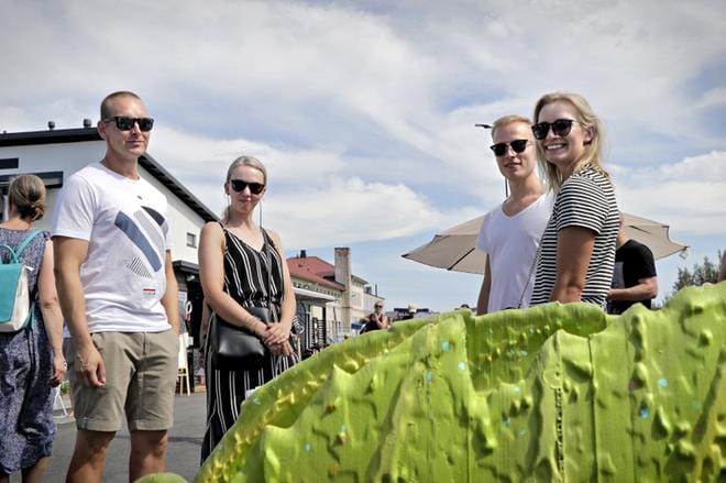 Seinäjokiset Joni Leppäharju, Ilona Lassila, Ville Ketola ja Meeri Sipiläinen tulivat Porin asuntomessuille etsimään ideoita omiin talonrakennusprojekteihinsa. Heitä viehätti erityisesti puun lisääntynyt käyttö sisätiloissa. KUVA: KATJA LAHTI