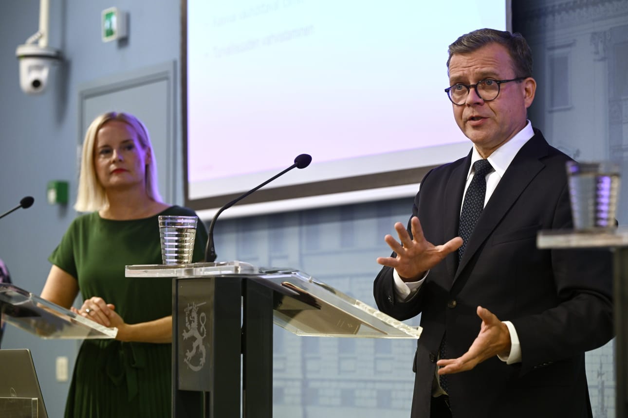 Valtiovarainministeri Riikka Purra (ps.) ja pääministeri Petteri Orpo (kok.) hallituksen talousarvioneuvottelujen loppuinfossa Helsingissä. LEHTIKUVA / Antti Aimo-Koivisto