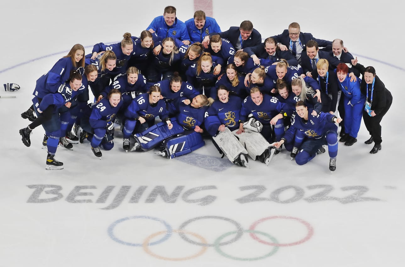 Naisleijonilla oli hymy herkässä pronssiottelun jälkeen otetussa joukkuekuvassa.