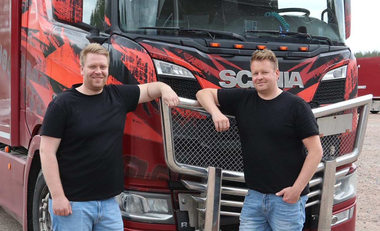 Palkitun Trans Härmän omistavat veljekset Matias (vas.) ja Anssi Valkonen.