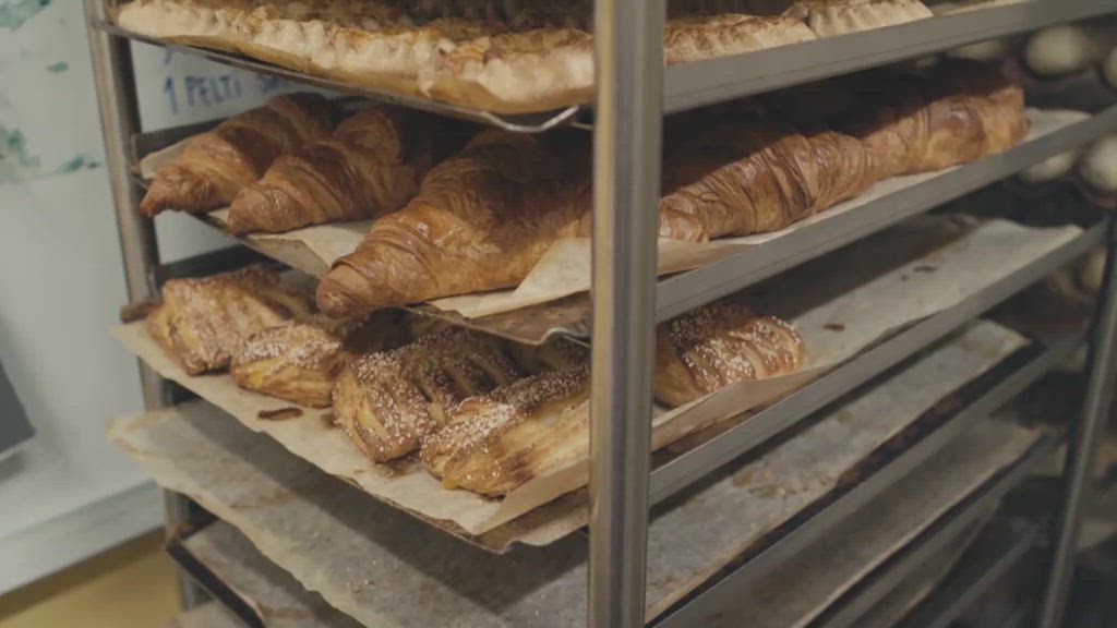 Revontulen arkiaamun kulisseissa: Sami, suomalainen pyhä leipä ja puhelinbisnespoikien pinkki lumo