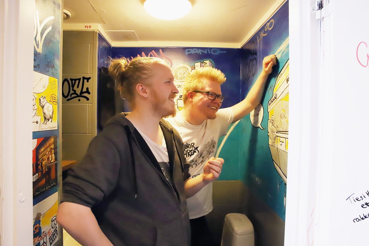 Matias Tapaninen (vas.) ja Ari-Matti Lappalainen tutkivat Kauppuri 5:n tekstientäyteistä WC:tä. Ensimmäinen levy, Vessakirjoitukset I & II, ilmestyy perjantaina.