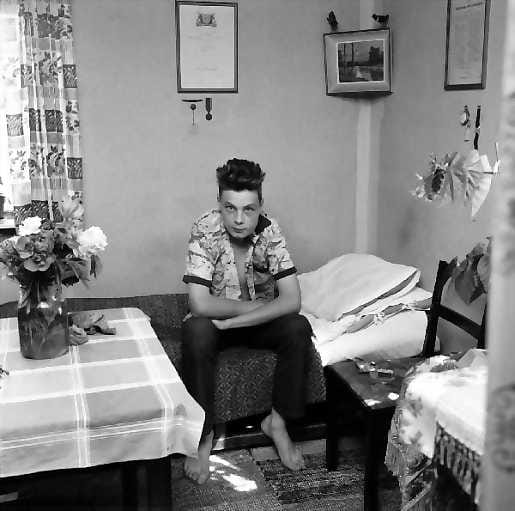 Turvassa. Sairaalasta kotiin päässyt Nils Gustafsson muisteli kotonaan murhayöntapahtumia 27. kesäkuuta vuonna 1960.
