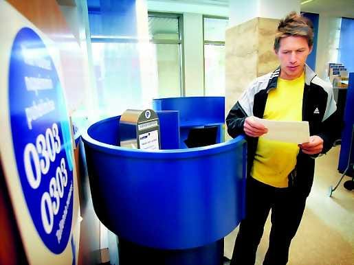 Ensitiedot uutisista. Vahinkoilmoitusta tekemään tullut Jari Hautasaari on ollut tyytyväinen Pohjolaan, vaikkei järin usein ole vakuutusyhtiön palveluita tarvinnutkaan. Hän ei ryhdy arvailemaan, miten vakuutusyhtiön uusi pääomistaja muuttaa palvelutarjontaa.