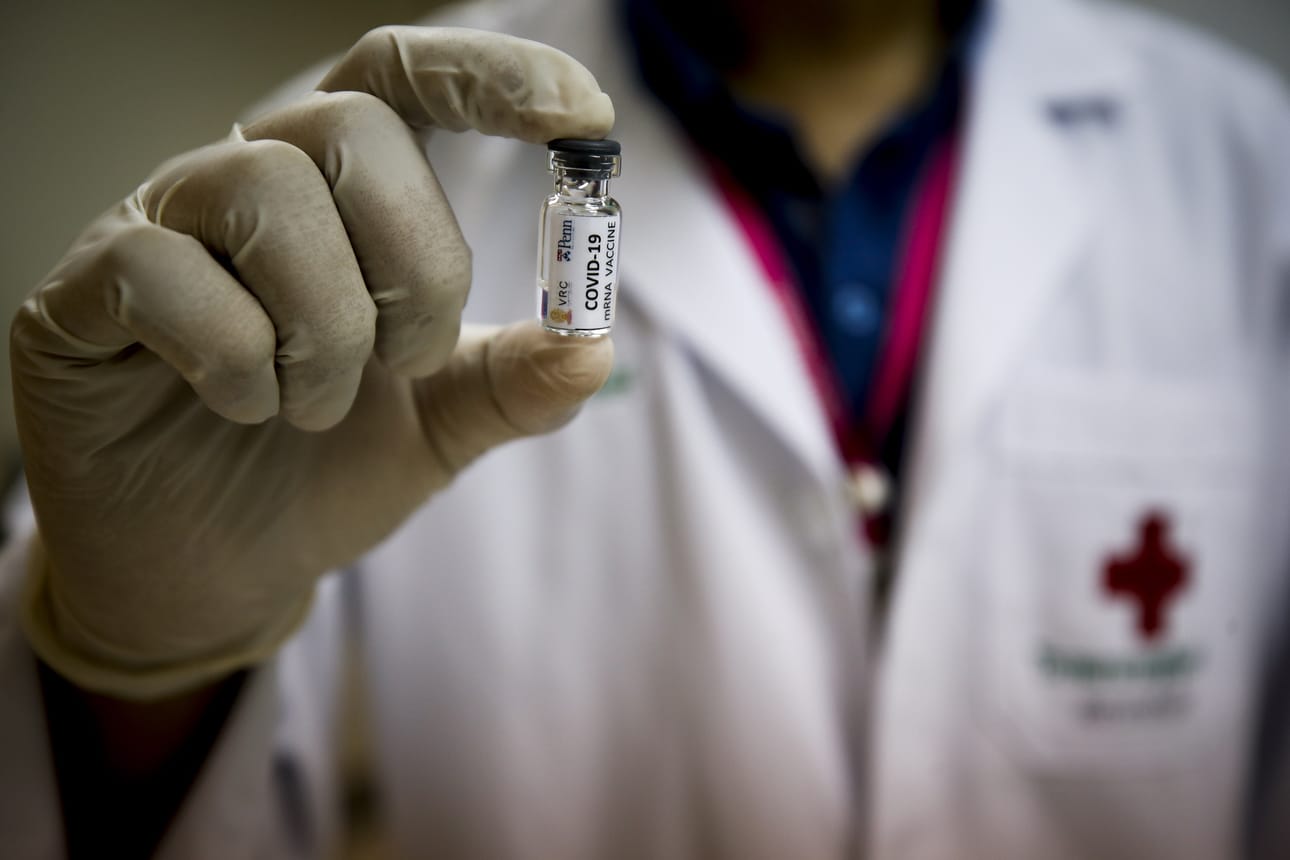 Thaimaalaisessa tutkimusyksikössä testataan mRNA-tyyppistä rokotetta koronaviruksen selättämiseksi. Yksikkö on valmis 5000 vapaaehtoisen ihmiskokeisiin, mikäli eläinkokeet osoittautuvat edelleen tehokkaiksi.