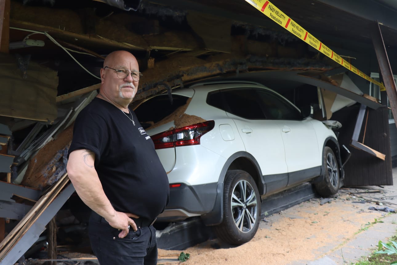 Auto rysähti juhannusaattona Tapani Jokelan autotallin seinän läpi.