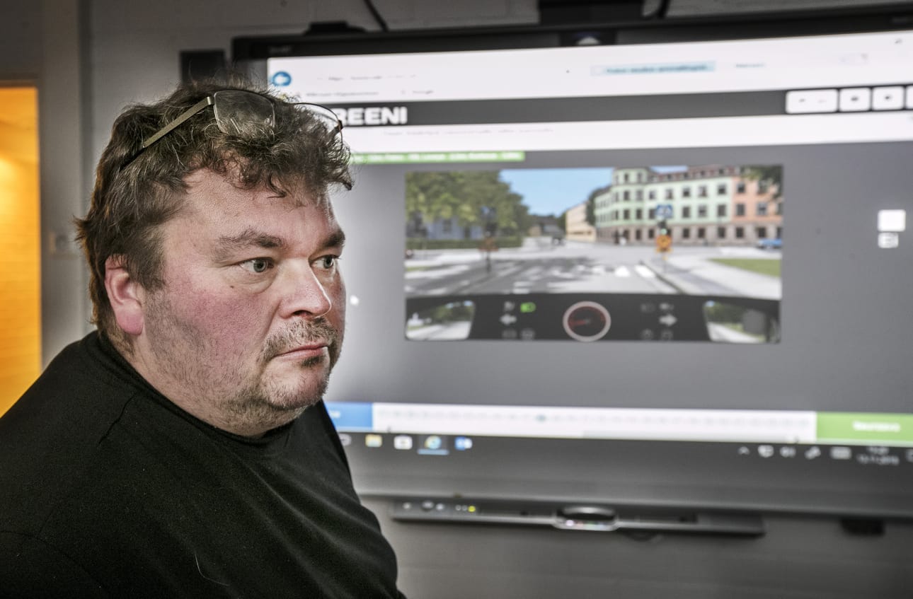 Juha Viitala opiskelee linja-autonkuljettajaksi OSAO:lla Kempeleessä. Viitala ei ole vielä käynyt teoriakokeessa linja-autokorttia varten, mutta muiden kokeessa käyneiden näkemykset kokeen virheistä tuntuvat hänestä pöyristyttäviltä.