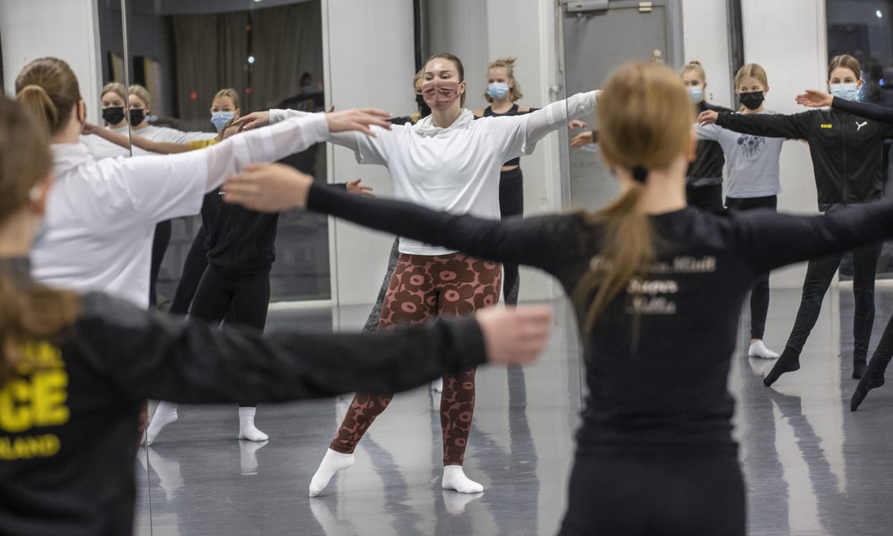 Tanssinopettaja Nellinoora Paju ja CityTeensTrainees-juniorimuodostelman treenit. – On helppoa lähteä opettamaan, kun hallussa on paljon lajikirjoa. Twerkkauksesta kansantanssiin kaikkea siltä väliltä on kokeiltu, Paju sanoo.