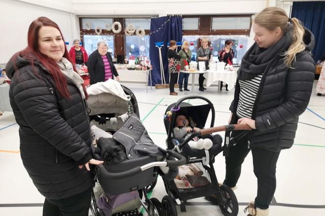 Maria Kaijankangas ja Hanna Ruusunhelmi tapasivat joulumyyjäisissä Luovilla, vaunuissa köllöttelivät Manu Kaijankangas ja Aleksi Ylämäki. KUVAT: KIRSTI MÄKELÄ