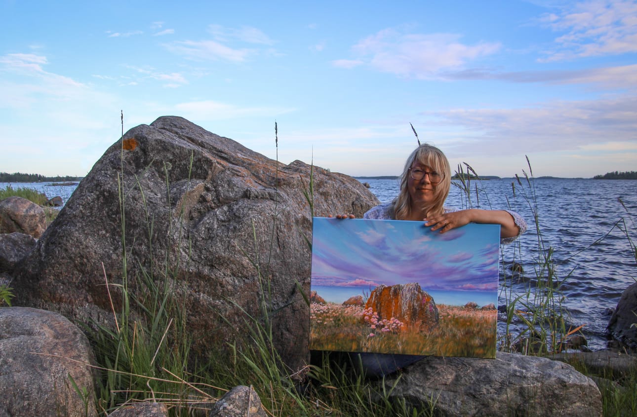 Liselott Nyström Forsenin Merenkurkun maailmanperintöaluetta ja sen ympäristöä kuvaavat maalaukset ovat heinäkuun ajan esillä Arte Maressa.