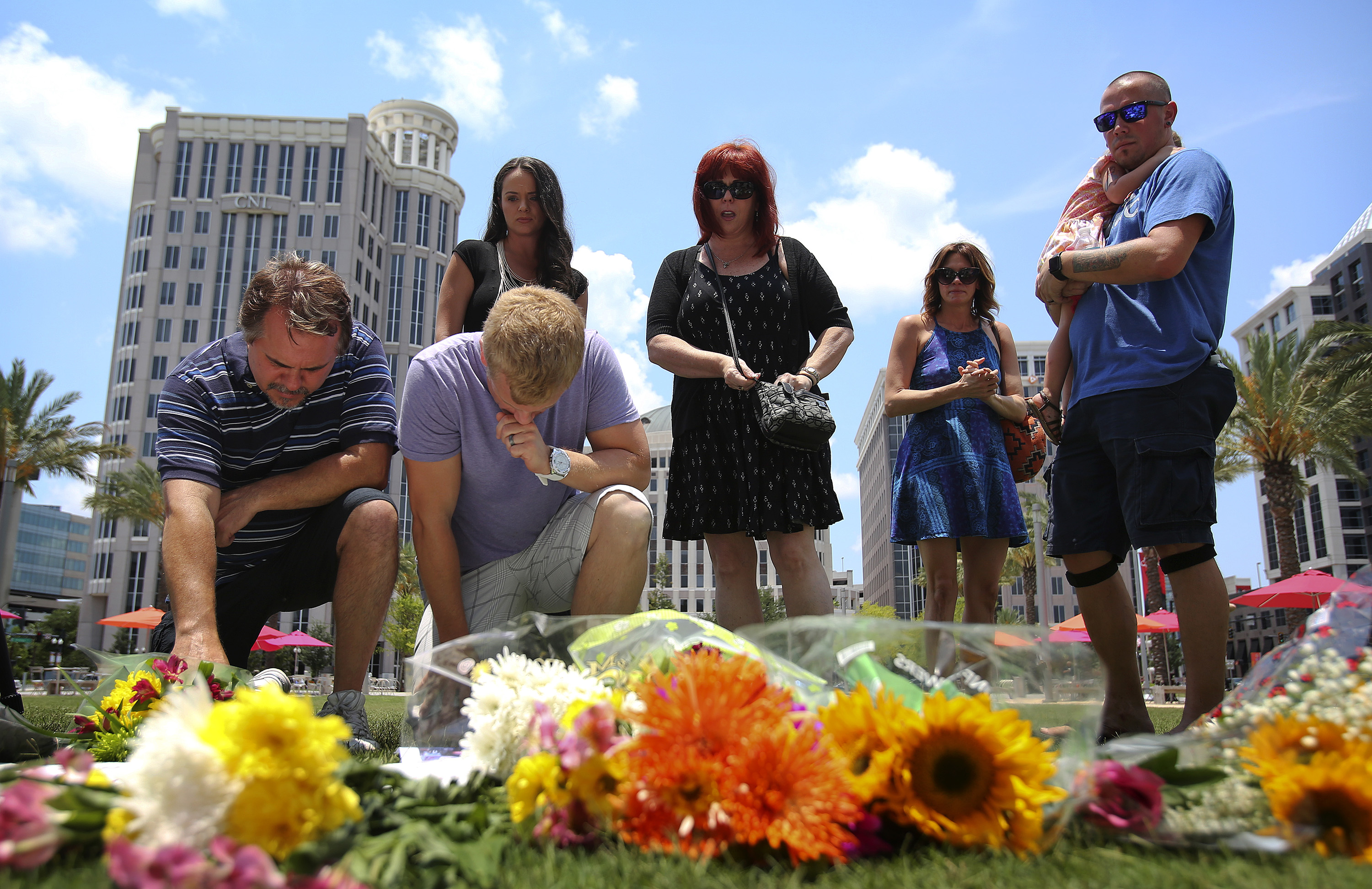Orlandon iskujen uhrien muistolle on tuotu tuhansia kukkia Orlandossa. 