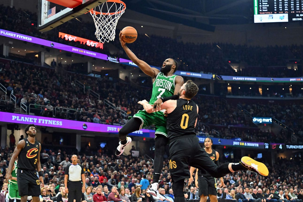 Bostonin tehopelaajia olivat 34 pistettä upottanut Jayson Tatum ja 25 pistettä pussittanut Jaylen Brown (kuvassa). Arkistokuva. LEHTIKUVA / AFP