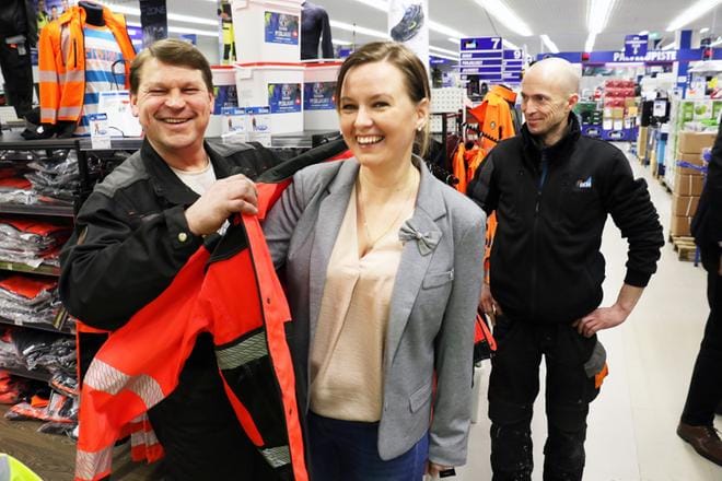 Jarmo Latva-Krekola sovitteli huumorimielellä Jonna Wakemanin päälle työtakkia, joita IKH:lla myydään. Pasi Kupiainen oli leikissä mukana. Arkistokuva: Jorma Havula