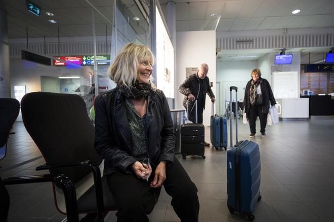 Tukholmasta Vaasaan äitiään ja siskoaan katsomaan tullut Stina Sund pitää erityisesti lähtöaulan kiikkutuoleista.