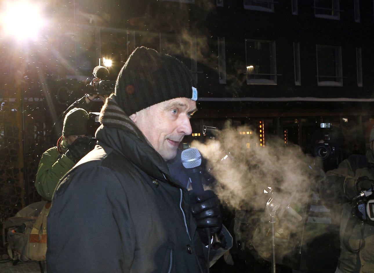 Sauli Niinistön presidentivaalikampanjasta tehtiin dokumentti. Niinistö kampanjoi Oulussa vaalien alla tammikuussa 2012.