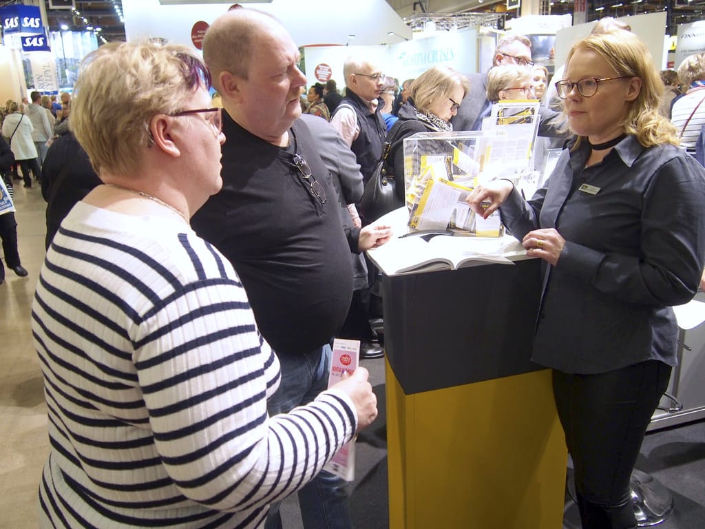 Päivi ja Markku Ihanderin automatka odottaa ensi kesänä, mutta sitä ennen pitäisi löytää autolle punnituspaikka Saksasta. Autoliiton matkailupäällikkö Susanna Suokonautio-Hynninen kannustaa automatkalaisia hyvään ennakkosuunnitteluun: sillä tavoin jää monta murhetta kokematta. Päivi ja Markku Ihanderin automatka odottaa ensi kesänä, mutta sitä ennen pitäisi löytää autolle punnituspaikka Saksasta. Autoliiton matkailupäällikkö Susanna Suokonautio-Hynninen kannustaa automatkalaisia hyvään ennakkosuunnitteluun: sillä tavoin jää monta murhetta kokematta.
