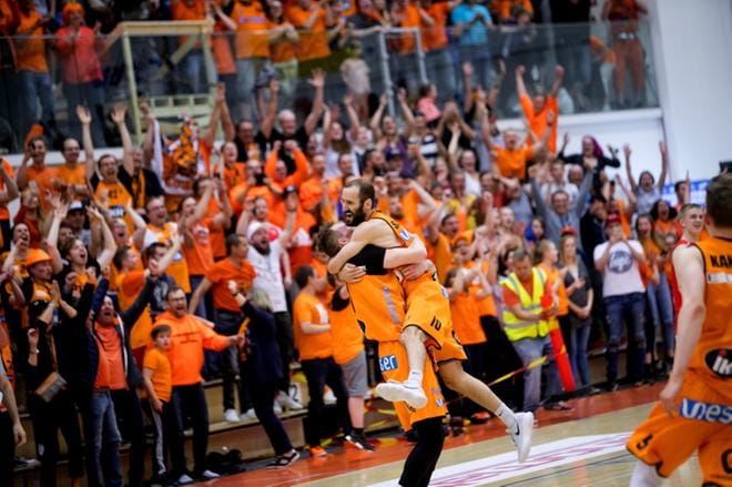 Greg Mangano syleili Bojan Sarcevicia mestaruuden ratkettua. KUVAT: JAAKKO ELENIUS