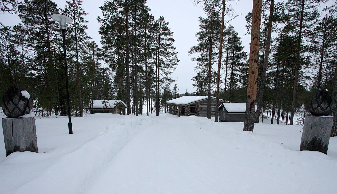 Veljet Mäkilä Oy Eurajoelta hankki kuusi vuotta sitten omistukseensa lähes 60 hehtaarin maa-alueen Suolijärven rannalta. Kaavoitetulle alueelle on rakennettu tähän mennessä kaksi mökkiä. Rakennuspaikkoja kaavassa on yhteensä 13 mökille.